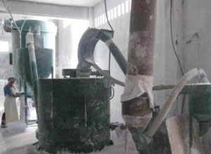 篩分膨潤(rùn)土現(xiàn)場(chǎng)，要求90%物料過(guò)篩